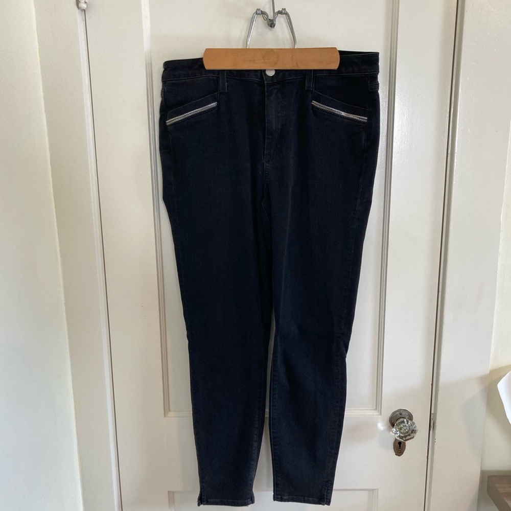 Paige Jeans - cropped,  exposed zipper detail on pocket; black size 31